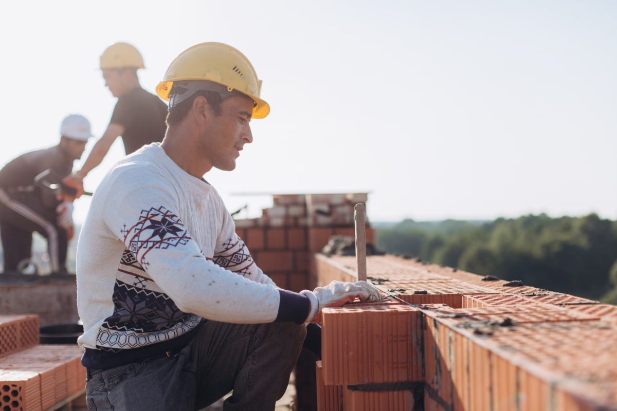 Bouwbedrijf in Son - Metselaars aan het werk op een bouwplaats